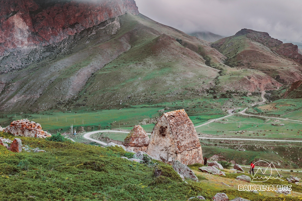 Средневековое кладбище древних аланов возле села Верхний Чегем. Северный Кавказ.
